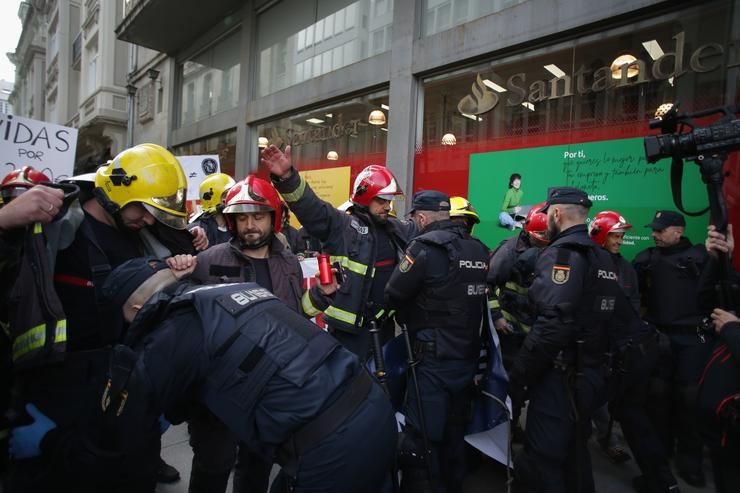 Policías Nacionais e bombeiros se entrentan durante unha protesta, fronte á Deputación de Lugo, a 31 de outubro de 2023, en Lugo, Galicia (España). O comité de folga que representa ao colectivo en Galicia, integrado polos sindicatos UXT, CCOO, CIG,. Carlos Castro - Europa Press 