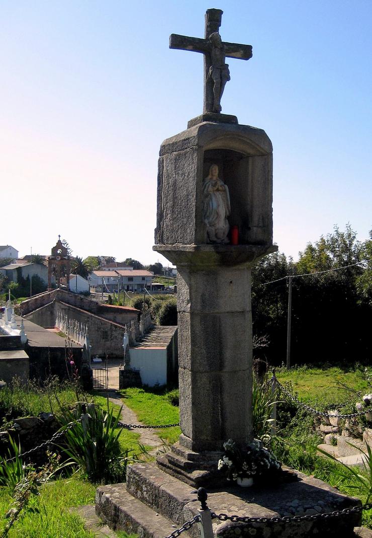 Cruceiro con capeliña en Porto do Son 