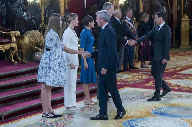 A princesa Leonor saúda ao presidente da Xunta de Galicia, Alfonso Rueda