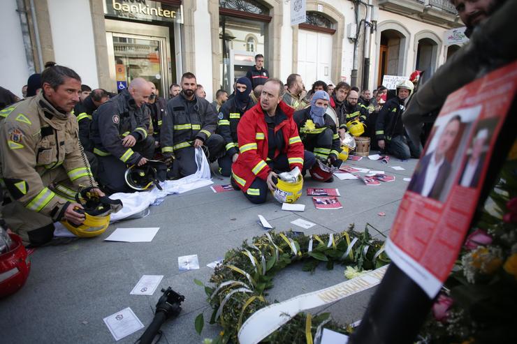 Decenas de bombeiros dos parques comarcais de Galicia durante a protesta por unha mellora das condicións laborais, fronte á Deputación de Lugo, a 31 de outubro de 2023, en Lugo, Galicia (España). O comité de folga que representa ao colectivo e. Carlos Castro - Europa Press 