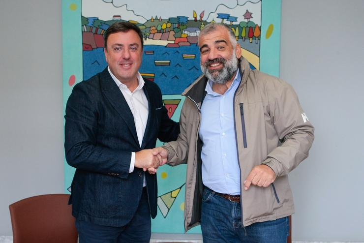 O presidente da Deputación da Coruña, Valentín González Formoso, e o alcalde de Oza-Cesuras, Pablo González Cacheiro, asinan un convenio para o financiamento das obras de pavimentación e mellora das estradas de acceso ao municipio. DEPUTACIÓN DA CORUÑA 