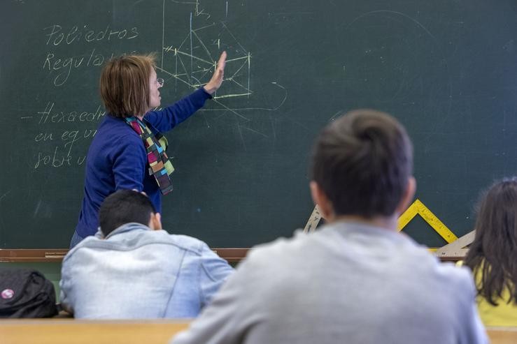 Profesora explicando na pizarra