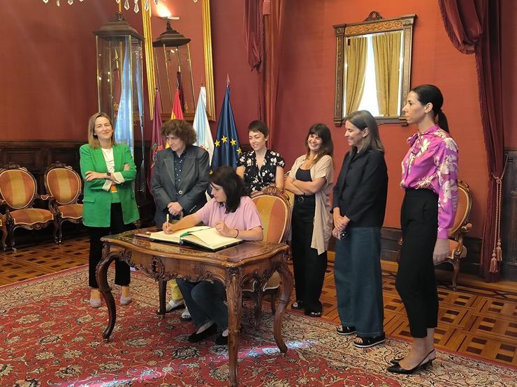 A alcaldesa de Santiago, Goretti Sanmartín, recibe á cineasta Jaione Camborda, gañadora da Cuncha de Ouro do Festival de San Sebastián por 