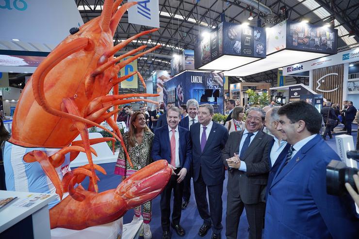 O ministero de Agricultura, Pesca e Alimentación, Luís Planas, visita Conxemar, xunto ao alcalde de Vigo, Abel Caballero, e outras autoridades / JORGE VÁZQUEZ