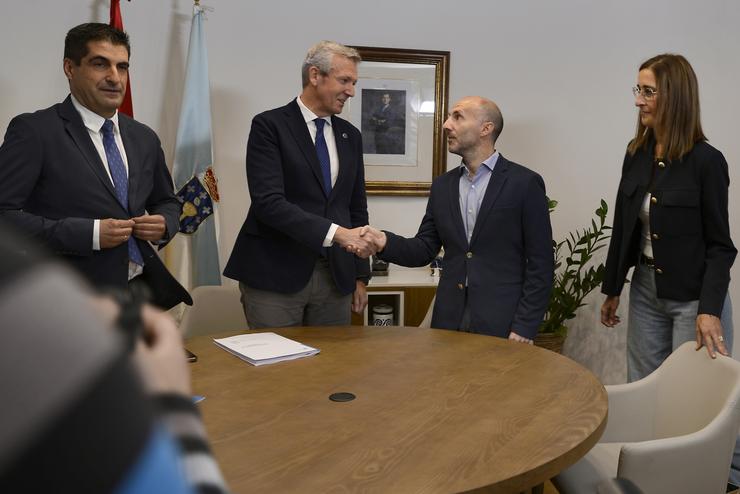 O presidente da Xunta de Galicia, Alfonso Rueda (2i), e o alcalde da cidade, Gonzalo Pérez Jácome (2d), saúdanse á súa chegada para reunirse na Delegación da Xunta, a 4 de outubro de 2023, en Ourense 