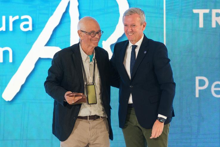 O arquitecto Pedro de Chairo e o presidente da Xunta, Alfonso Rueda, nos Premios de Arquitectura de Galicia 2023. DAVID CABEZON @ XUNTA 