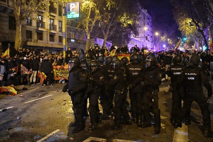 Decenas de manifestantes con bandeiras enfróntanse á Policía, durante unha concentración en contra da amnistía, fronte á sede do PSOE na rúa Ferraz 