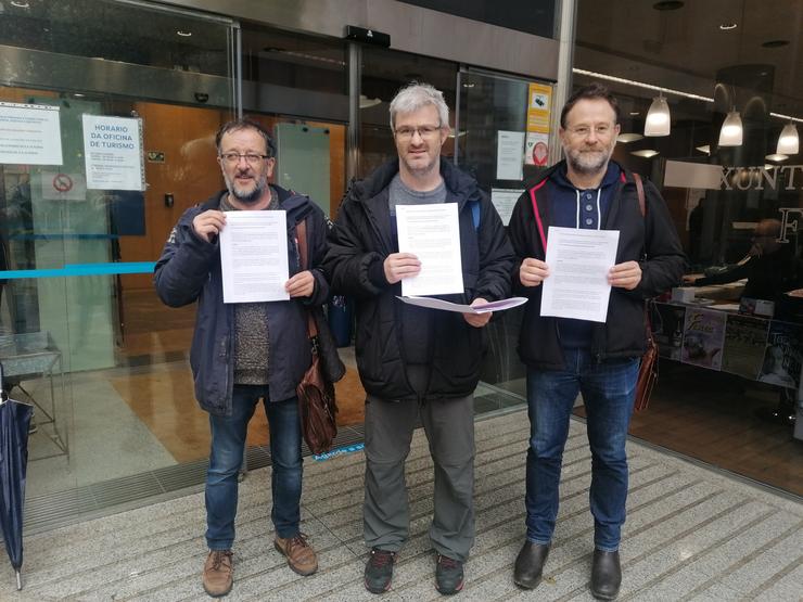 Manel Grandal, Alberte Amado e Paulo Carril, da CIG, rexistran a convocatoria de folga xeral nas Pontes o 23 de novembro / Europa Press
