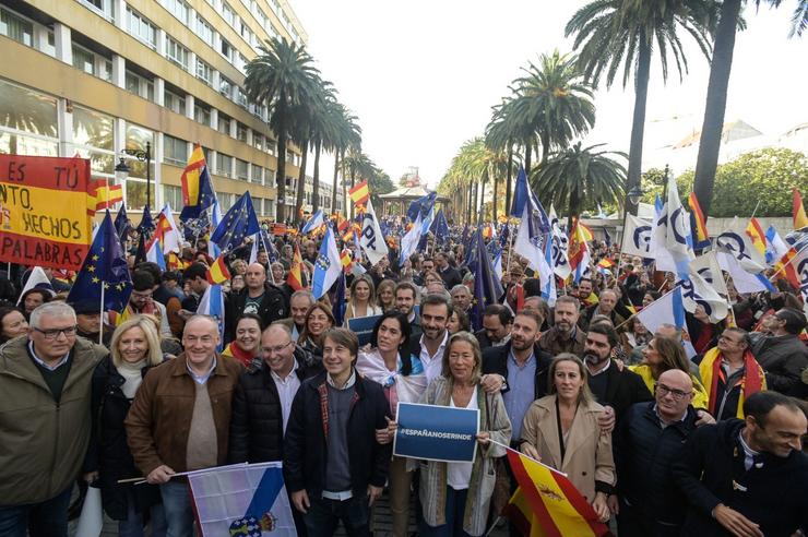 Miles de persoas concéntranse na Coruña convocados polo PP para protestar contra a amnistía 