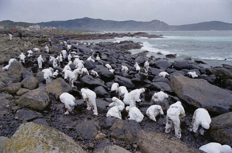 Arquivo - MUXÍA, GALICIA, ESPAÑA - 16 DE NOVEMBRO DE 2002: Grupos de voluntarios limpan a costa da localidade galega de Muxía de petroleo despois de que a marea arrastrase o chapapote cara á costa galega tras o derrame provocado polo hundimi. Álvaro Ballesteros - Arquivo / Europa Press