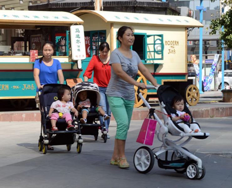 Mulleres chinas paseando aos seus fillos / GOH CHAI HIN - AFP - Getty Images