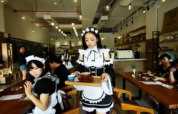 Camareiras asiáticas vestidas como servintes 