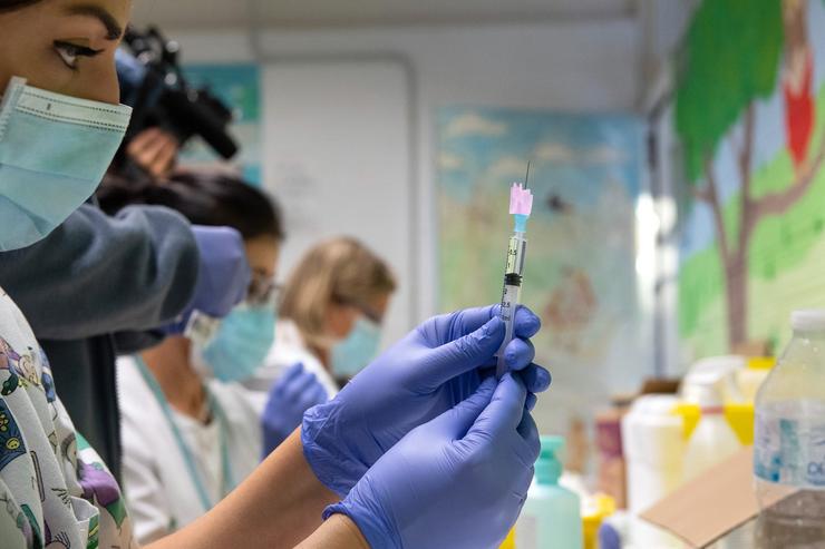 Arquivo - Unha enfermeira prepara unha dose da vacina da gripe.. XUNTA DE ESTREMADURA - Arquivo 