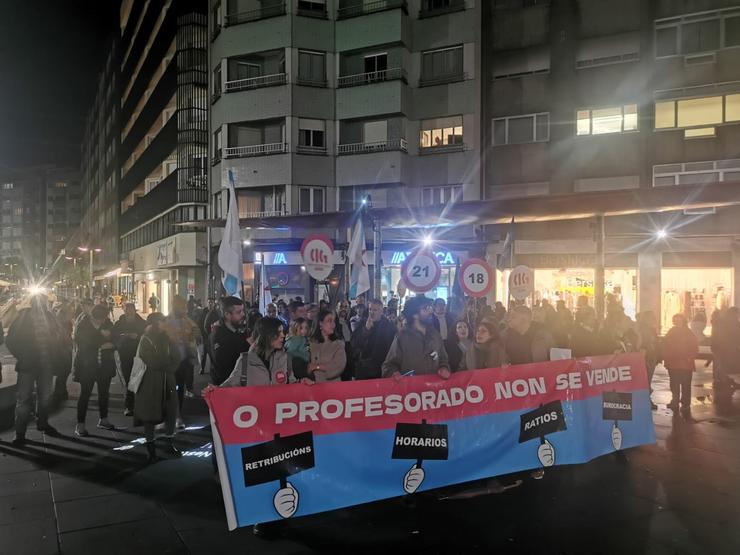 Profesores concéntranse contra o acordo de baixada de cocientes e horarios en Praza Roxa, Santiago de Compostela. 