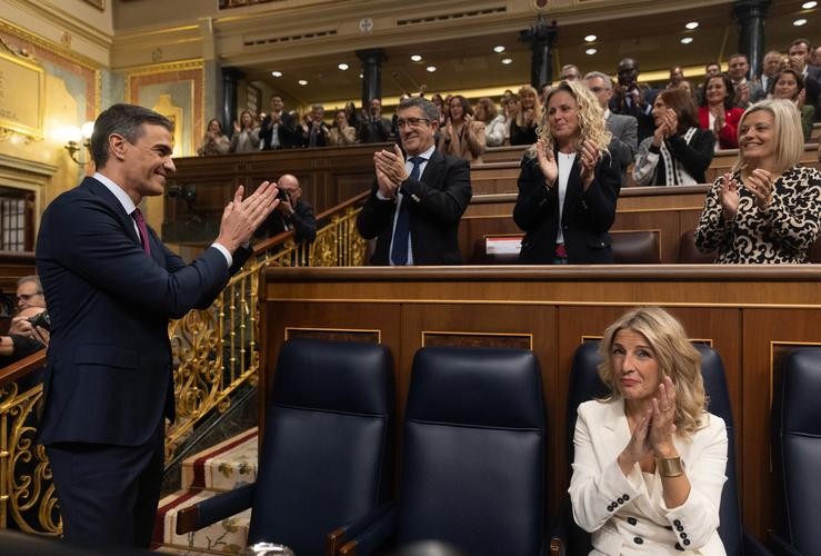 O presidente do Goberno en funcións e candidato á reelección, Pedro Sánchez, e a líder de Sumar e vicepresidenta segunda e ministra de Traballo e Economía Social en funcións, Yolanda Díaz, aplauden durante a primeira sesión do debate de investidura /  Eduardo Parra - Europa Press