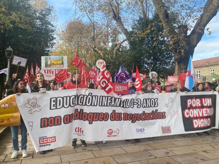 Manifestación educadoras infantís en Santiago, 15 de novembro de 2023.