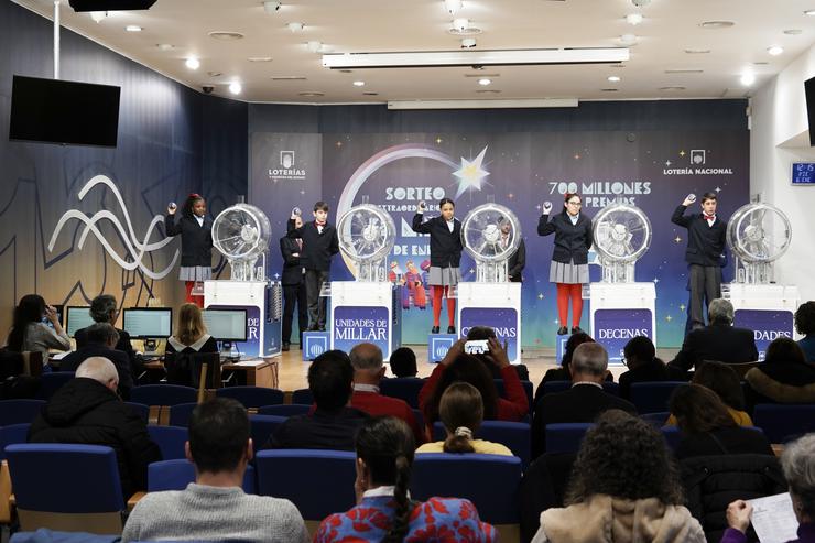 Os nenos de San Ildefonso durante a celebración do Sorteo Extraordinario do Neno, a 6 de xaneiro de 2023, en Madrid / SELAE - Arquivo