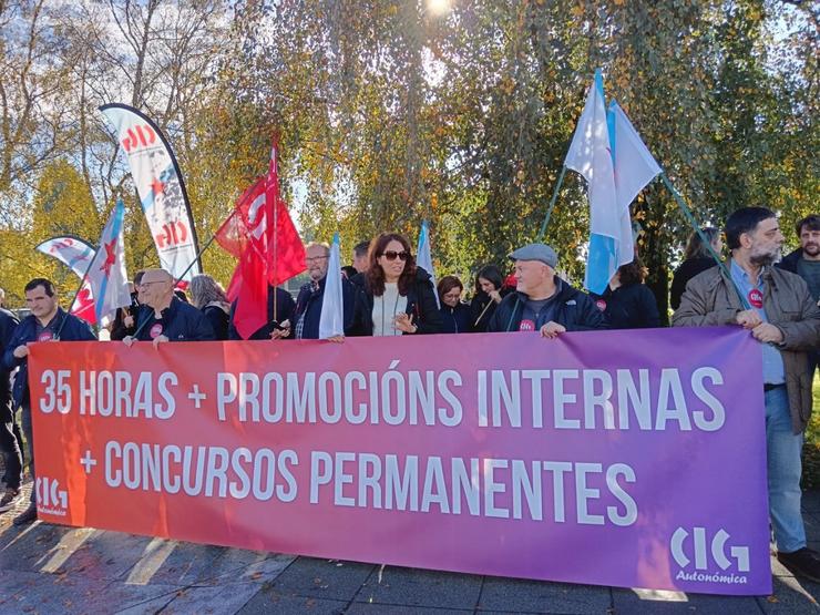 Concentración fronte ás dependencias da Xunta para urxir a xornada de 35 horas para todo o persoal autonómico. CIG / Europa Press