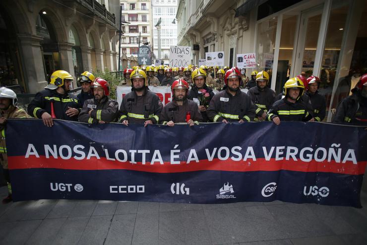 Decenas de bombeiros dos parques comarcais de Galicia durante a protesta por unha mellora das condicións laborais, fronte á Deputación de Lugo, a 31 de outubro de 2023, en Lugo 