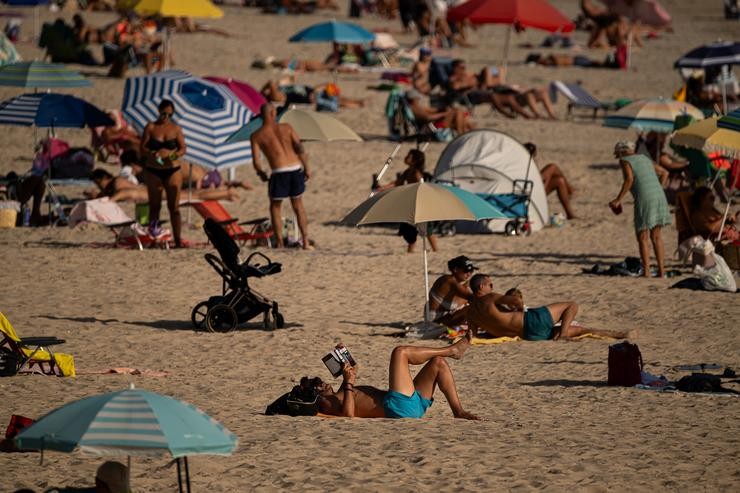 Bañistas na praia, en Pontevedra./ Elena Fernández - Europa Press - Arquivo / Europa Press