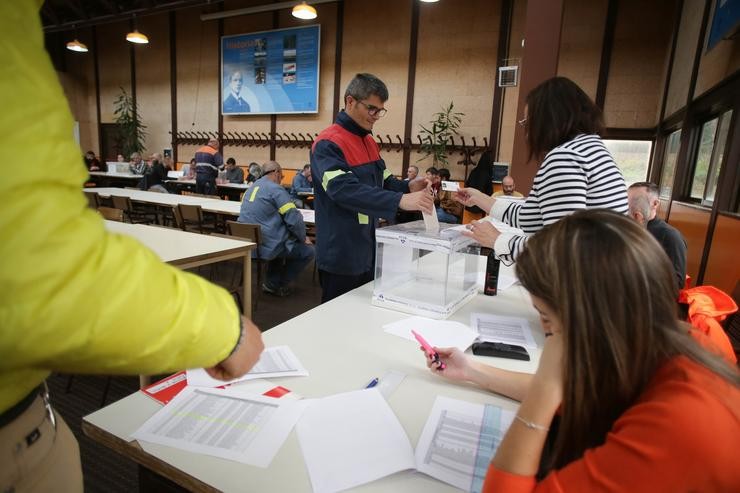 Un traballador vota durante o primeiro día das eleccións sindicais para elixir o novo Comité de Empresa da multinacional Alcoa, a 13 de novembro de 2023, en San Cibrao, Lugo, Galicia (España). Uns 1.000 traballadores do complexo industrial da o. Carlos Castro - Europa Press / Europa Press