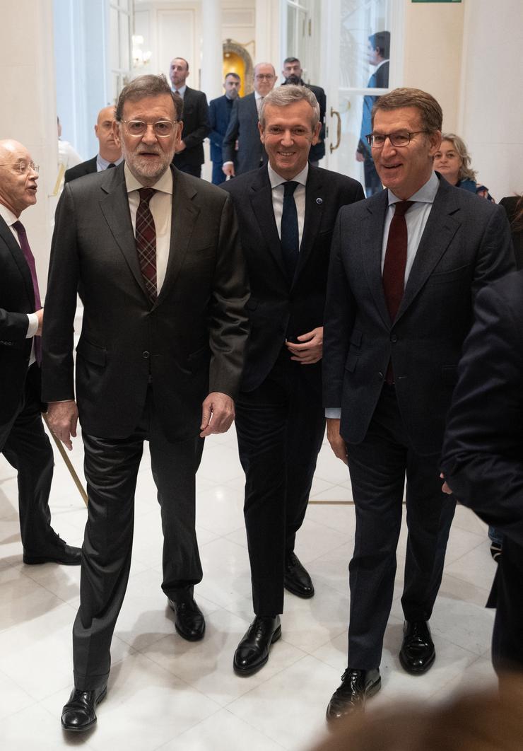 (I-D) O expresidente do Goberno Mariano Rajoy; o presidente da Xunta de Galicia, Alfonso Rueda e o presidente do PP, Alberto Núñez Feijóo, chegan a un almorzo  de Nova Economía Fórum, a 17 de novembro de 2023, en Madrid (España).. Eduardo Parra - Europa Press / Europa Press