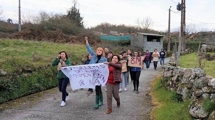 Primeira manifestación feminista nunha pequena aldea de 60 habitantes en Loureiro, en Nogueira de Ramuín / Praza Pública