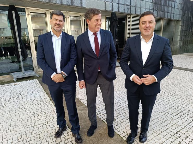 O eurodeputado do PSdeG Nicolás González Casares; o candidato socialista á Presidencia da Xunta, José Ramón Gómez Besteiro, e o secretario xeral do PSdeG, Valentín González Formoso, nun acto en Santiago 