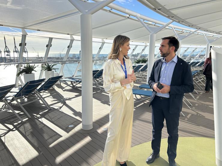 Fabiola García e Mirco Vasallo acordando os descontos en Costa Cruceiros / XUNTA DE GALICIA