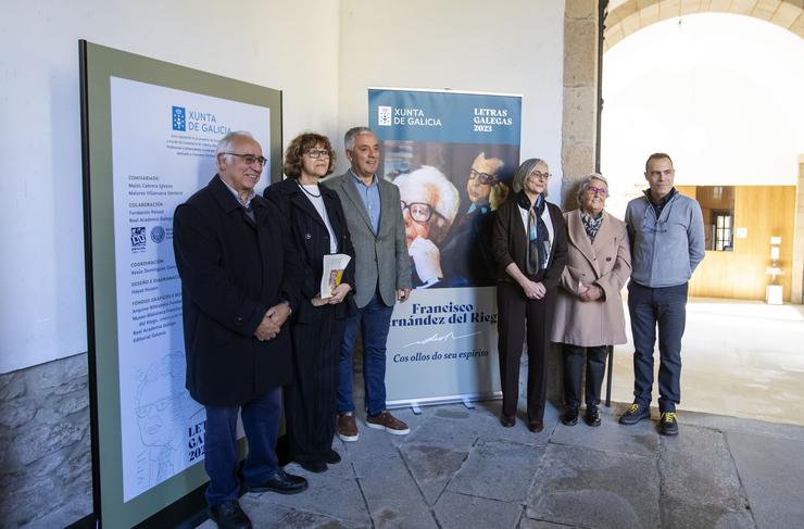 O secretario xeral de Política Lingüística, Valentín García, participa na inauguración da exposición das Letras Galegas Francisco Fernandéz del Riego / CONCHI PAZ