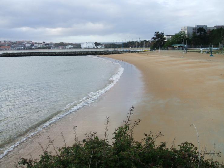 Praia de Oza, na Coruña / Wikipedia