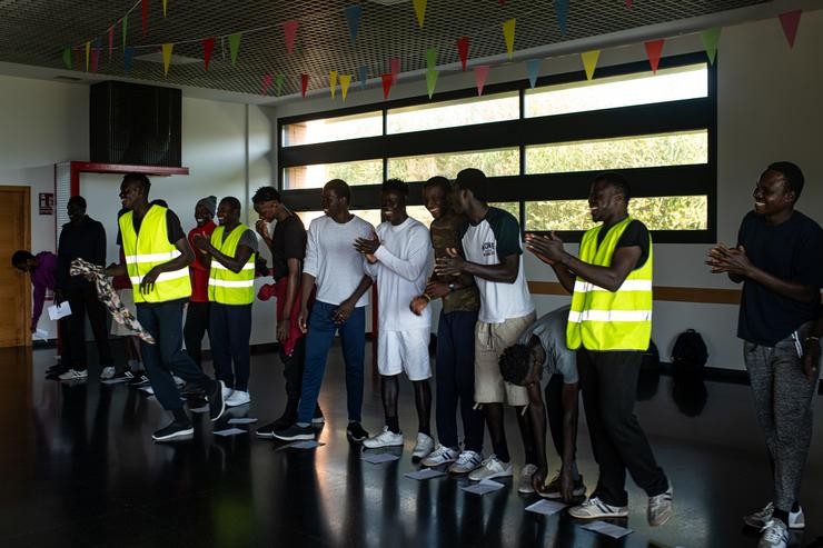 Varios migrantes procedentes de Canarias fan deporte na Casa de Cultura de Dorrón, a 17 de novembro de 2023, en Sanxenxo / Elena Fernández - Europa Press