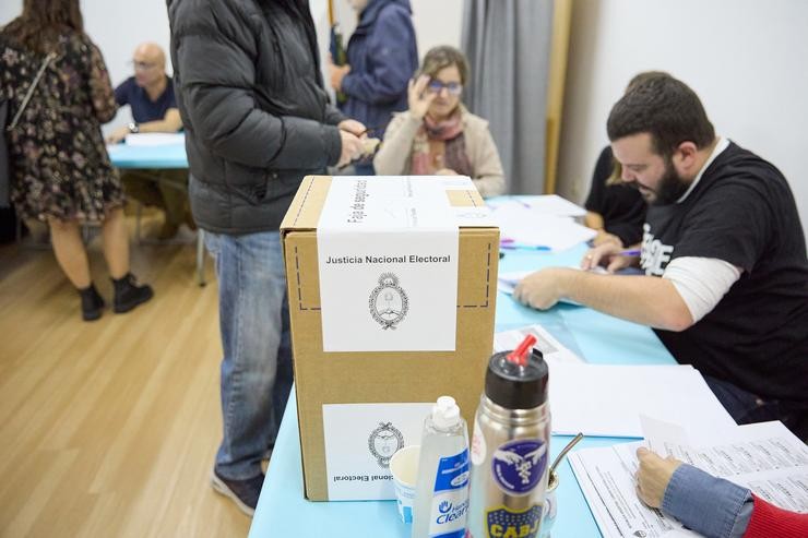 Unha persoa exerce o seu dereito a voto, no Colexio Maior Arxentino de Madrid./Jesús Hellín - Europa Press