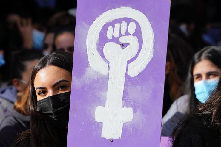 Unha alumna cun cartel feminista./ Álvaro Ballesteros - Europa Press - Arquivo / Europa Press