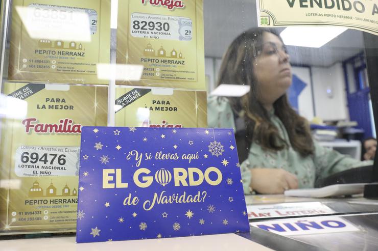 Un sobre onde se garda a lotaría na administración.