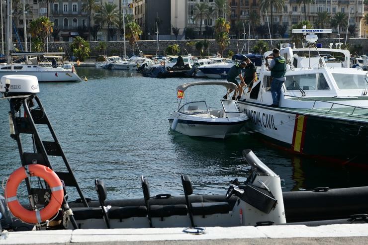 A Garda Civil leva a porto as dúas embarcacións de recreo / Antonio Sempere - Europa Press 