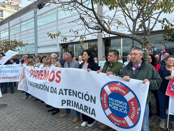 Concentración diante do Centro de Saúde de Viveiro/Plataforma Defensa Sanidade Pública A Mariña