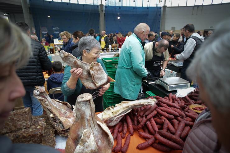 Embutido exposto durante a celebración da Feira de Santos de Monterroso, a 1 de novembro de 2023, en Monterroso, Lugo. Carlos Castro - Europa Press / Europa Press