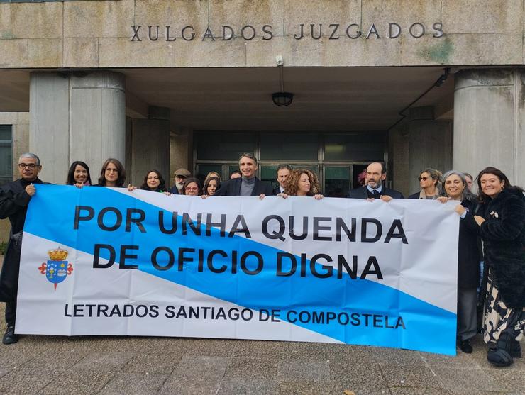 Concentración de avogados e procuradores nos xulgados de Santiago para reclamar melloras na quenda de oficio