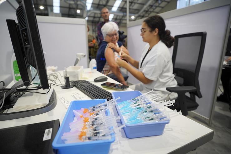Unha muller vacínase o día de apertura do Instituto Feiral de Vigo (Ifevi) para a dobre inmunización fronte ao COVID e a gripe.. Javier Vázquez - Europa Press / Europa Press
