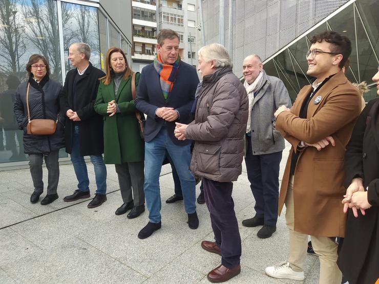 O candidato á presidencia da Xunta polo PSdeG, Xosé Ramón Gómez Besteiro, con miemrbos do seu partido ante os xulgados de Ourense. / Europa Press