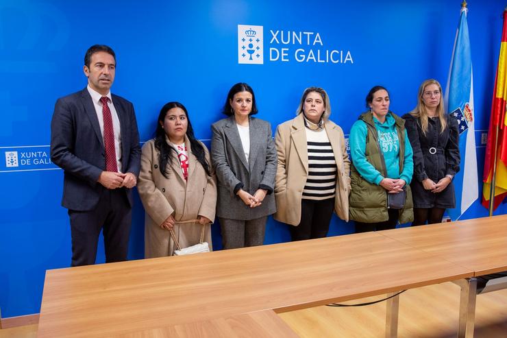 O conselleiro do Mar, Alfonso Villares, con familiares das vítimas do naufraxio do pesqueiro Villa de Pitanxo / Xoán Crespo