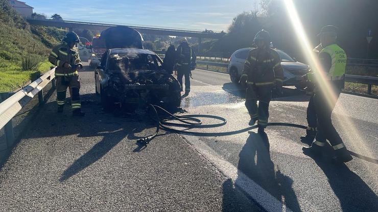 Incendio rexistrado nun vehículo na autoestrada./ GARDA CIVIL DE TRÁFICO / Europa Press