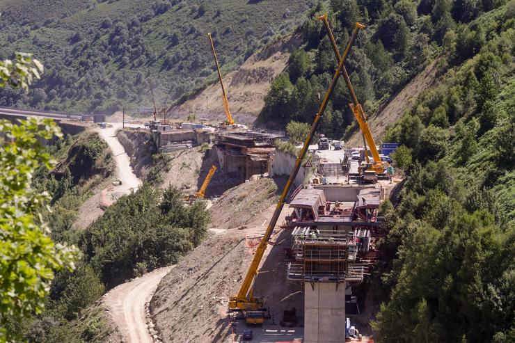 Arquivo - Varios guindastres traballan na reconstrución dos viadutos de Castro na Autovía do Noroeste, A-6, a 31 de xullo de 2023, en Lugo, Galicia (España). As obras de reconstrución dos viadutos de Castro na Autovía do Noroeste, A-6 conti. Carlos Castro - Europa Press - Arquivo / Europa Press