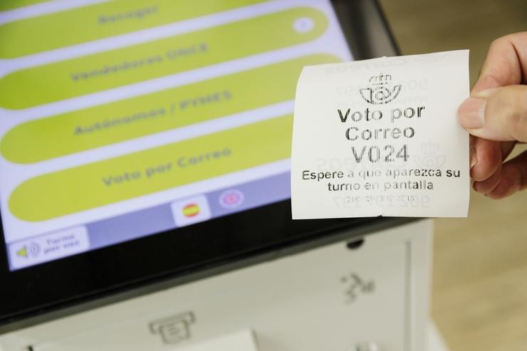 Arquivo - Un ticket de quenda de voto por correo nunha oficina de Correos.. Carlos Luján - Europa Press - Arquivo