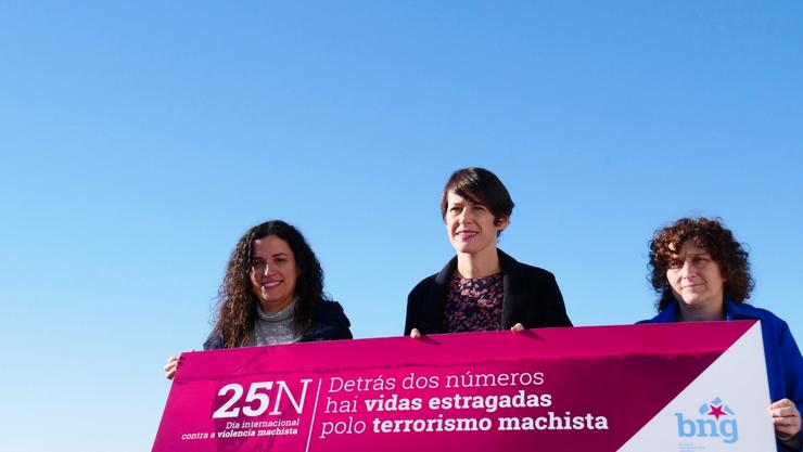 A portavoz nacional do BNG, Ana Pontón, coa alcaldesa de Santiago, Goretti Sanmartín, e a deputada Noa Díaz presentan a campaña do 25N / BNG