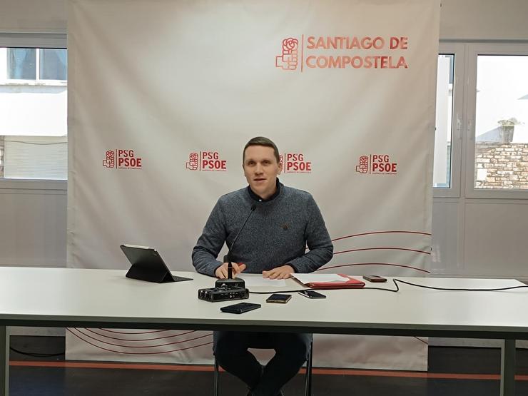 O secretario xeral do PSOE compostelán, Aitor Bouza, nunha rolda de prensa na sede local da formación / Europa Press