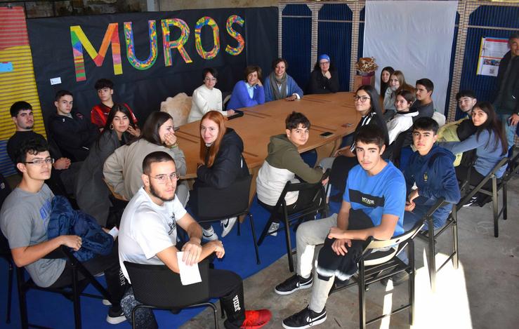 Mesa redonda que forma parte da campaña do concello de Muros 