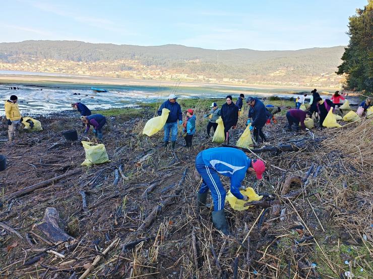 Un centenar de voluntarios retira máis de dúas toneladas de residuos no litoral de Poio / Europa Press