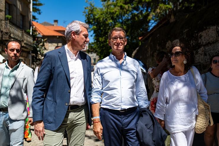 O líder do Partido Popular, Alberto Núñez Feijóo (2d), e o presidente da Xunta de Galicia, Alfonso Rueda (2e), durante a Festa do Albariño 